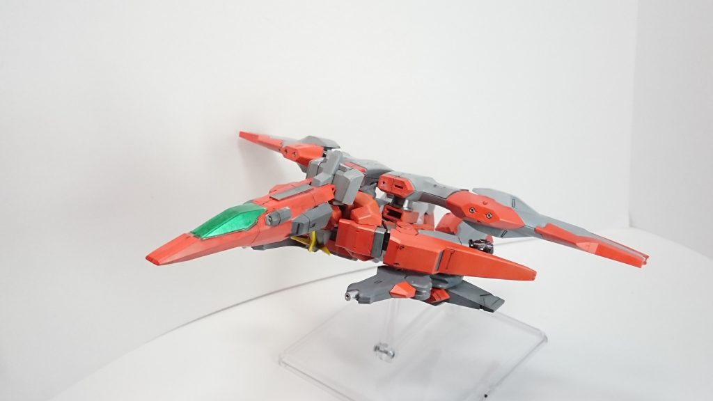 変形モード変形は体を横に倒し、機首を被せて脚を伸ばし、翼を広げるだけなので干渉はしない仕様となっています塗装すると変形させにくくなるので気軽にできるようにしてみました