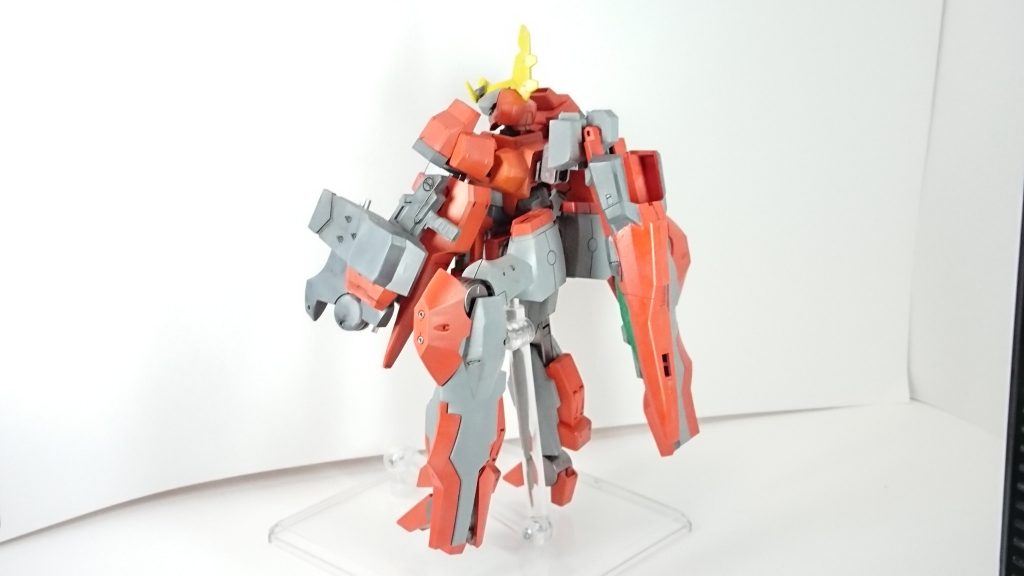 腰のところに太陽炉、リアアーマー側にエルフ・ブルックの脚部を取り付け変形時の主翼とブースターにしています