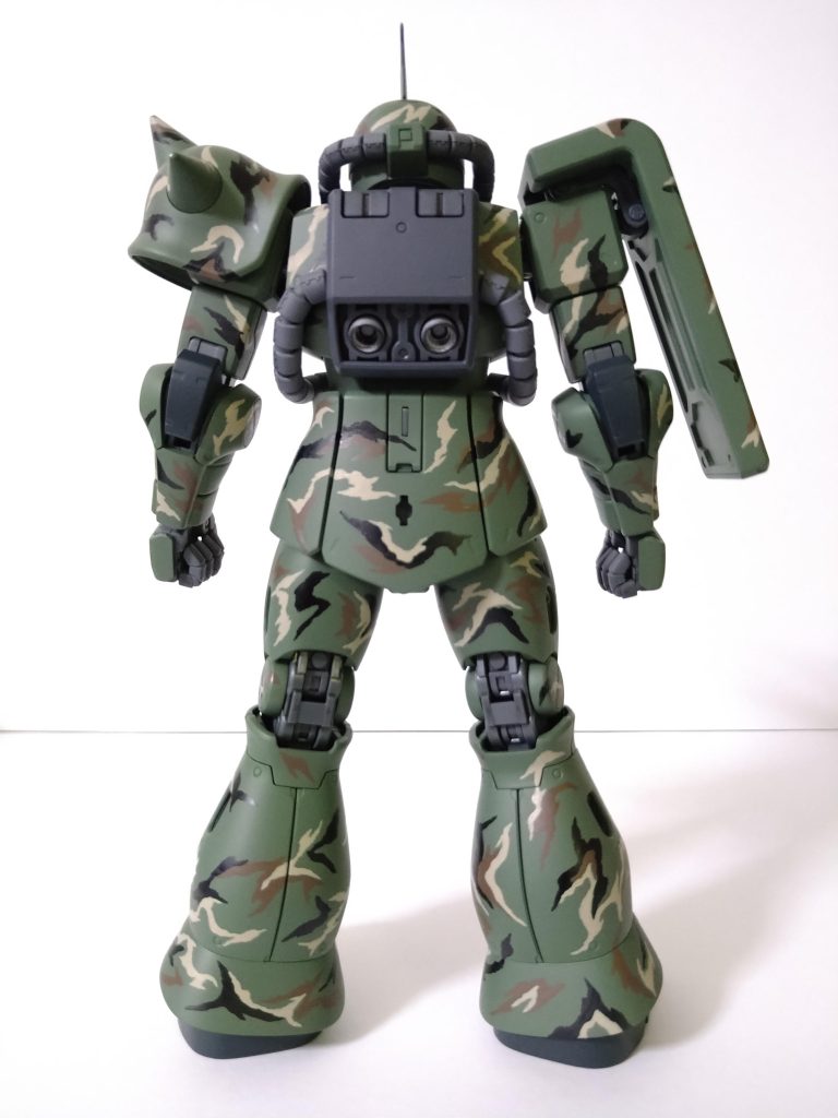 後。ただ、本作は実はまだある意味未完成です。基本塗装が終わっただけで、ウェザリングもトップコートもしてません。この上に『冬季迷彩』というヤツを施しますので。☆寒い地域だと、冬は雪に覆われて景色は真っ白になりますので、そこに溶け込むには機体も白くしなければなりません。そこで、冬には白の『水性』塗料を上塗りする習慣が生まれます。なぜ『水性』かというと、春になれば水で洗い流せて元通りに出来るからです。う~ん、先人の知恵!