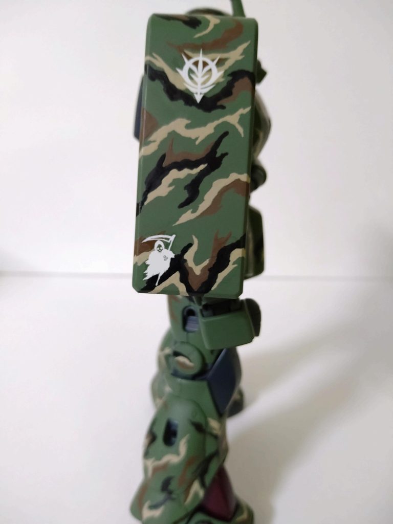 右。つまりこれから、せっかく頑張って塗った基本塗装(スプリンター迷彩)を、わざわざ真っ白に塗り潰さなきゃならないのです。泣ける〜😭(ホワイトオウガ的な真っ白ではないですが。。)