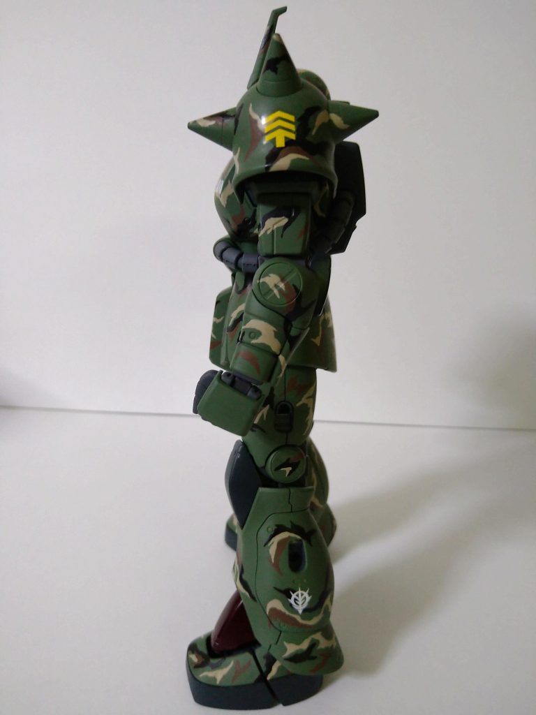 左。そこで、まだキレイなお姿のウチに一度そのお姿を残してあげたく思い、投稿しました。この凛々しいお姿、まぶたに焼き付けておこう😭ちなみに、3機の中でこのザクは隊長機(中隊長)の設定です。パイロットの階級は大尉。絶対的な技量を持つ部下思いな人物とか何とか。まぁ、設定の詳細はとても長いので割愛します😁