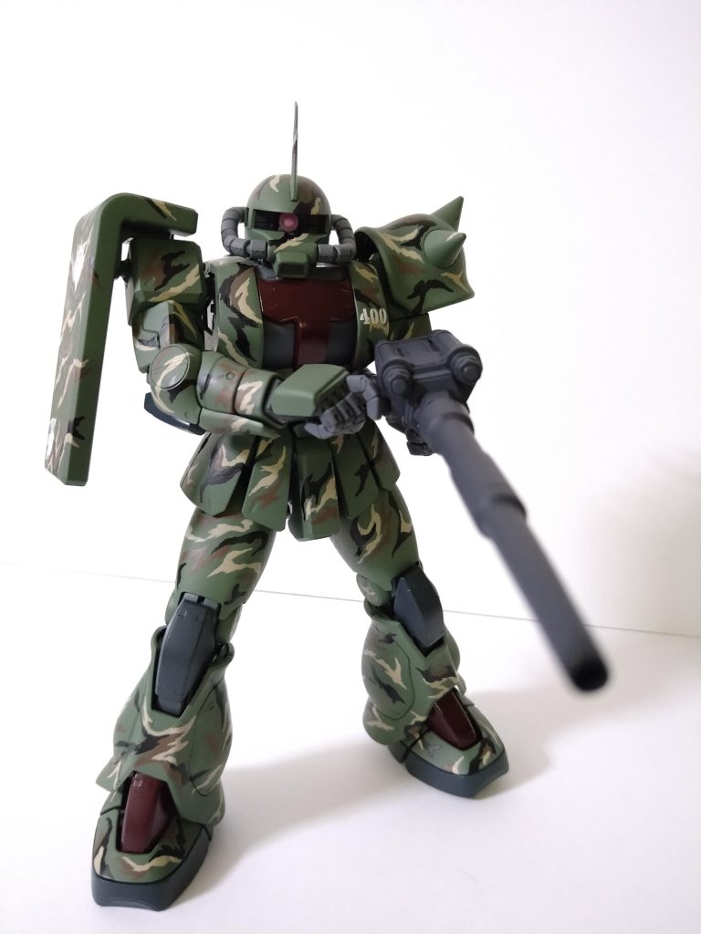 射撃シーン。カラーリングですが、前作ドムで挿し色に使ったマルーンをザクにも使いました。結構気に入ったので、後付け設定で部隊カラーとして制式採用、3機目にも使われます😁