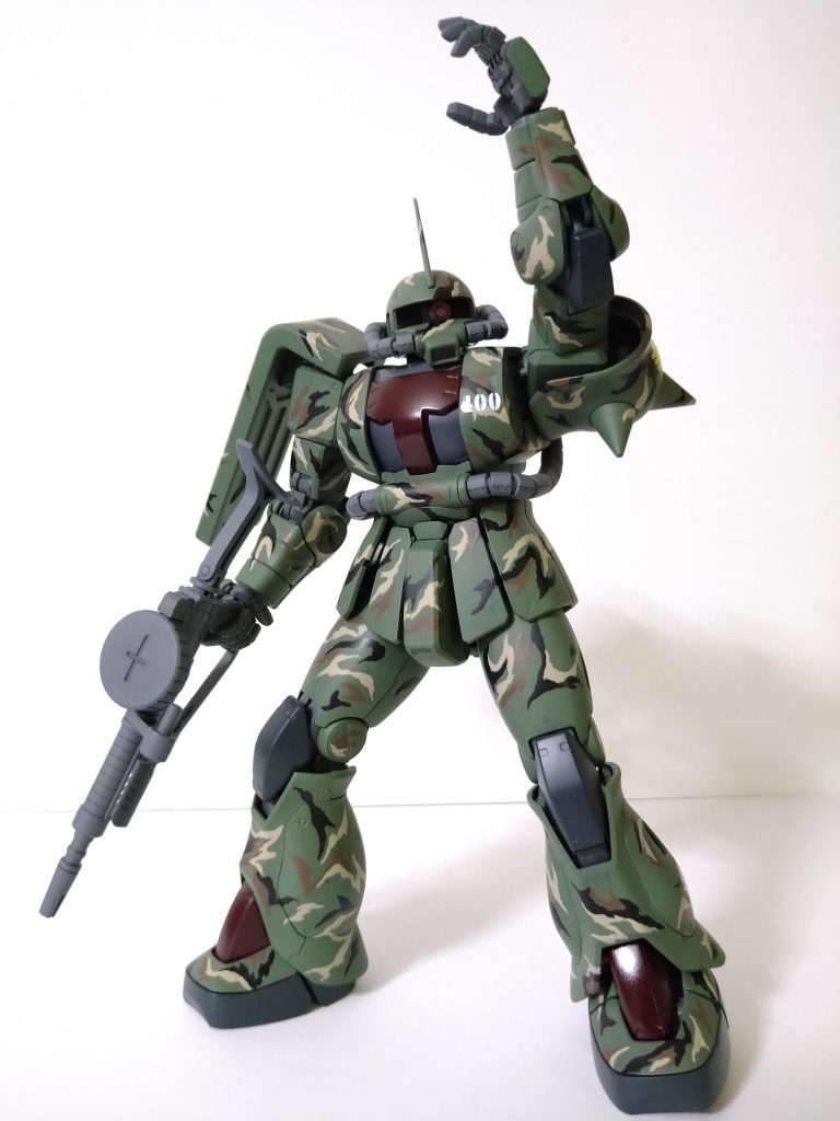 隊長っぽく指示。ふと気付いたのですが、ワンオフでないザクの作品としては、初めてブレードアンテナ付きにしました。結構いいんじゃないでしょうか😊