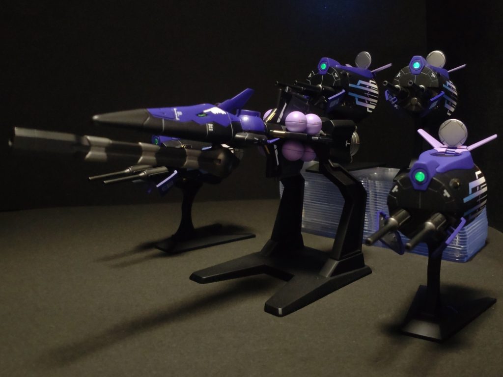 各ガンバレルの丸いモールドは切除し、真ん中にスピンブレードで穴をほってＨアイズを埋め込みました。ブラックライトで光ります。