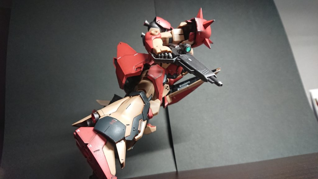 ドライブラシやスポンジチッピングで控えめにウェザリングしています。 