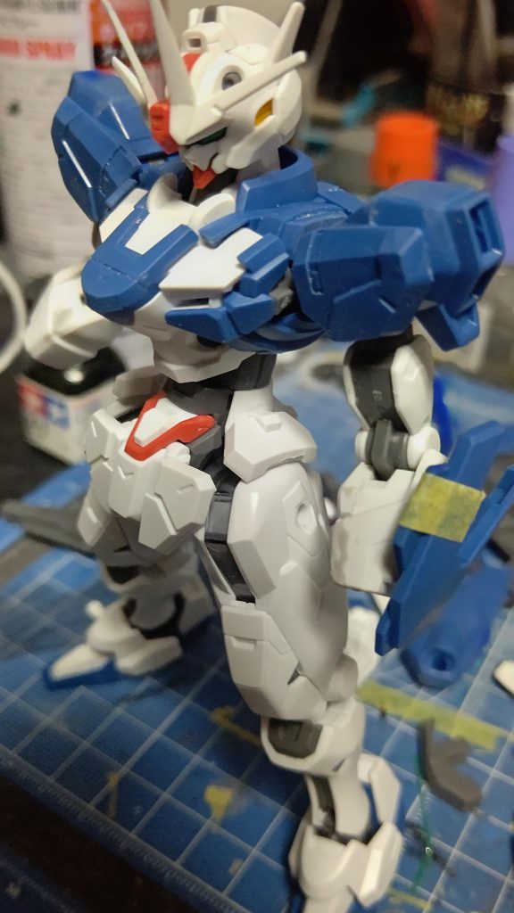 ネオジムテスト中のですね。付ける腕逆ですけど。主にビットに仕込んでからボディやライフルに元々、ビットの軸を差し込む穴に適当にサイズの合うネオジムを放り込んでプラ板やらディテールアップパーツで塞いで磁力に任せて接続するようにしてます。スティック状のビットだけは肉抜き穴埋めと並行してやらないとで白ビットとグレービットが保持力含めて上手くくっつくかテストを重ねて入れ込んでます。