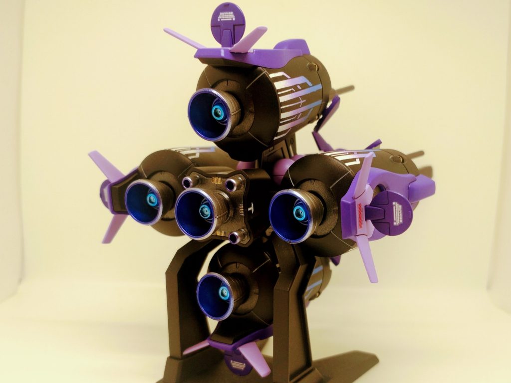 背面バーニア内部もクリアパープルにしたのですが、紫に偏り過ぎたので、上からクリアブルーを吹いて青みを足しました。