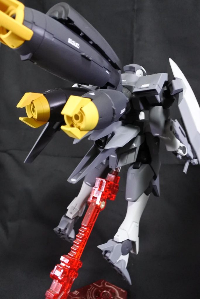 長距離ブースター劇中で出てきた長距離ブースターを再現した装備。ブースター自体に擬似太陽炉が搭載されている為長距離の移動はもちろんのこと、移動後機体自体がパワーダウン起こさない様になっている。(アウンリゼアーマーを見た時にブースターになるのでは…?と思ったのでアーマーのみで作製してみました。割とそれっぽく出来たので気に入ってます)