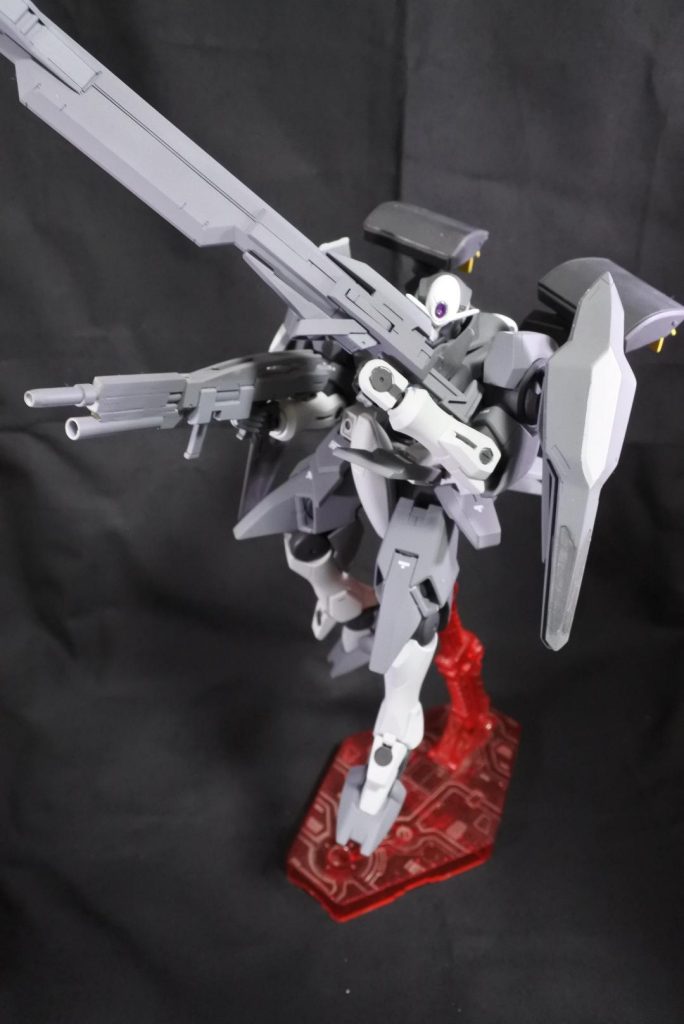 GNミドルシールド+GNファングアルケーガンダムのシールドをベースに作製された肩用のシールド。ジンクスIVのGNシールドと肩装甲の中間のサイズで取り回しがしやすい。シールド裏側に使い捨てのファングを収納しており、接近戦の補助や緊急時に使用される。(シールドはアルケーシールド+オーライザーのパーツで作製しました。ファングはガンダムジエンドのファングみたいなシンプルなデザインです、写真ないです。)