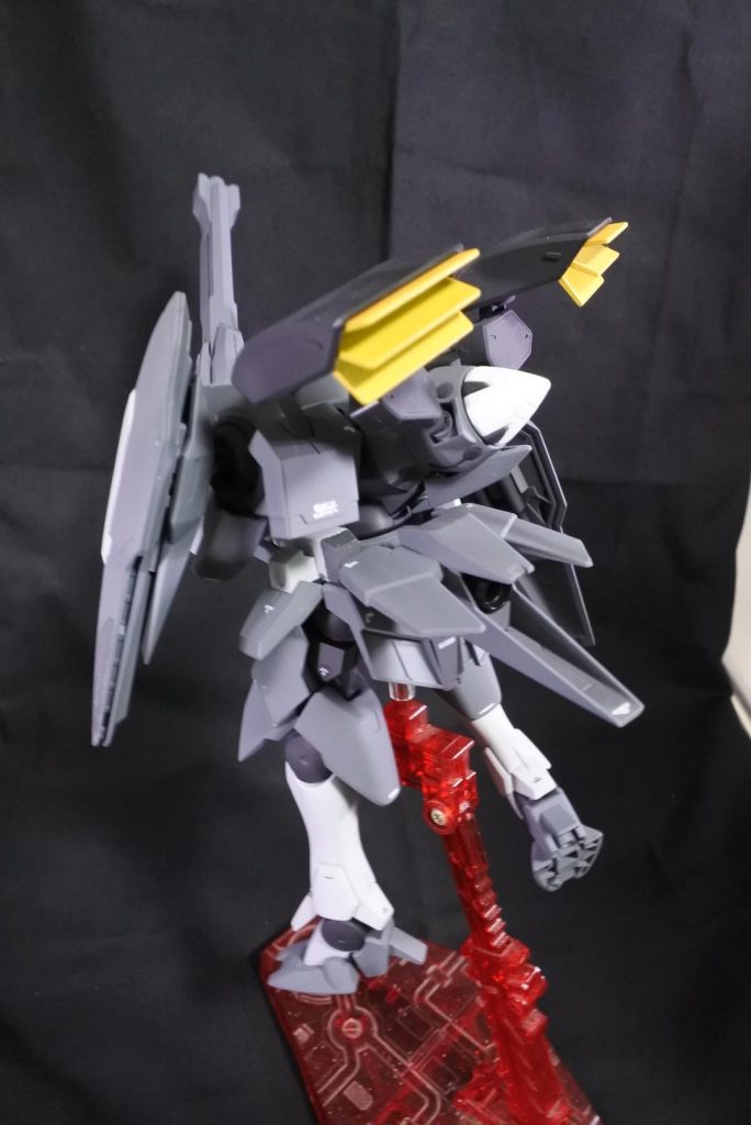 ここからは各武器&オプション装備についてです。GNスラスター&リアスカートブースターアヘッドで使用されてたGNスラスターをジンクスIV用に調整したものと、リアスカートにジンクスのリアスカートを流用したブースターを装備。この追加装備のおかげで小回りがきき、高い機動性を確保している。(アヘッドのスラスターをそのまま流用していますが、それだけでは肩とスラスターが近すぎるのでジンクス・アヘッド系のGNドライブ基部のパーツを2つスペーサーとして増やしてます。)GNビームライフル ミドルレンジカスタムアドヴァンスドジンクスを参考に作られたミッドレンジバレルを付けたGNビームライフル。取り回しやすい長さと威力のライフル形態でバレル下部には実弾兵装としてグレネードランチャーが装備されている。また、センサー部もレンジに合わせてやや大型化している。本機体はジンクスIVのビームライフルだけでなくジンクスで使用されていたビームライフル&オプションバレルも装備する為幅広いレンジ、シチュエーションに対応できる様になっている。(ライフルはキット付属の余り品です。サイト、バレル自体はプラ棒・プラパイプで自作しました。)