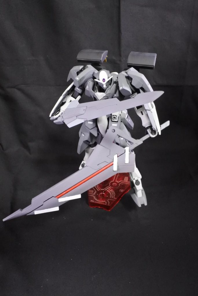 GNバスターソード改アルケーガンダムのバスターソードをベースに作製された大型実体剣。ベース装備あったライフルの展開ギミックはオミットされ、バスターソードの機能のみになっている。その刀身はジンクスIVのバスターソードより一回り以上大きく、より長いリーチと高い破壊力を有している。刀身中央部からGN粒子を放出する事で、バスターソード特有の破壊力を生み出している。また、ジンクスIVのバスターソードと同様に肩に懸架する事ができる。