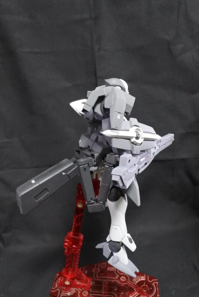 GNビームランチャー+GNコンデンサージンクスのロングレンジビームライフルをベースに作製されたランチャー。高い破壊力を有しており、拠点の攻略・防衛に用いられる。その高い破壊力故にかなりのGN粒子を消費する為リチャージに時間がかかるが、リアスカートにGNコンデンサーを装備する事で数発連射が可能になる。また、銃身パーツを交換する事でガトリングモードやライフルモードに変更できる。(ストライカージンクスを参考に、ジンクスのロングレンジバレルとパワードアームパワーダーを装着しました。写真には撮りませんでしたが、バレル部分にパワードアームパワーダーのガトリング、ライフルパーツを付けれる様になってます。コンデンサーの方はガデッサのコンデンサーにパワードアームパワーダーのアームをつけてます。)