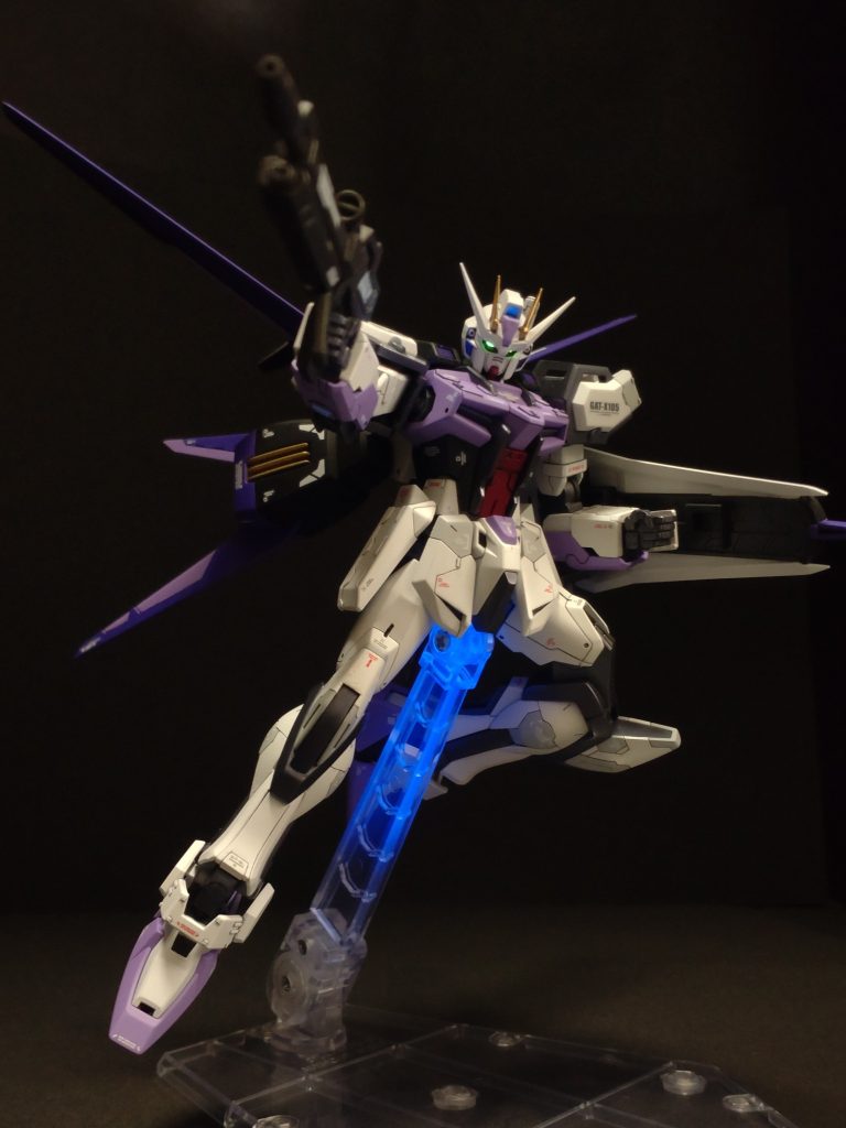 ツインアイには蛍光塗料を使っているのでブラックライトで光ります。