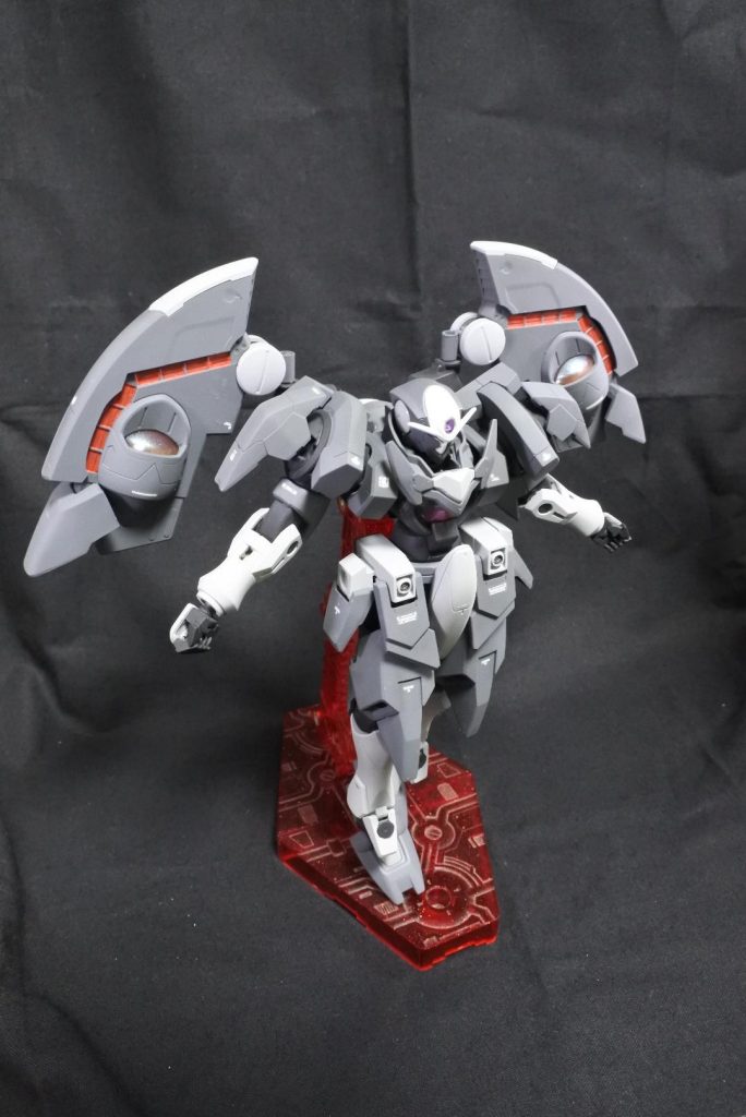 GNステルスフィールド発生装置スローネドライのGNステルスフィールドを再現した特殊装備、敵機へのレーダー妨害による味方機の支援を目的としている。GNスラスターのスラスター部分をステルスフィールド発生装置に交換して装備される。左右の発生装置それぞれに擬似太陽炉が1つずつ搭載されており、生成されたGN粒子を貯蔵し一気に放出する事でステルスフィールドを展開する。フィールド展開時、装置各部が開閉する。(アルケーの脚部パーツで作製しました。)