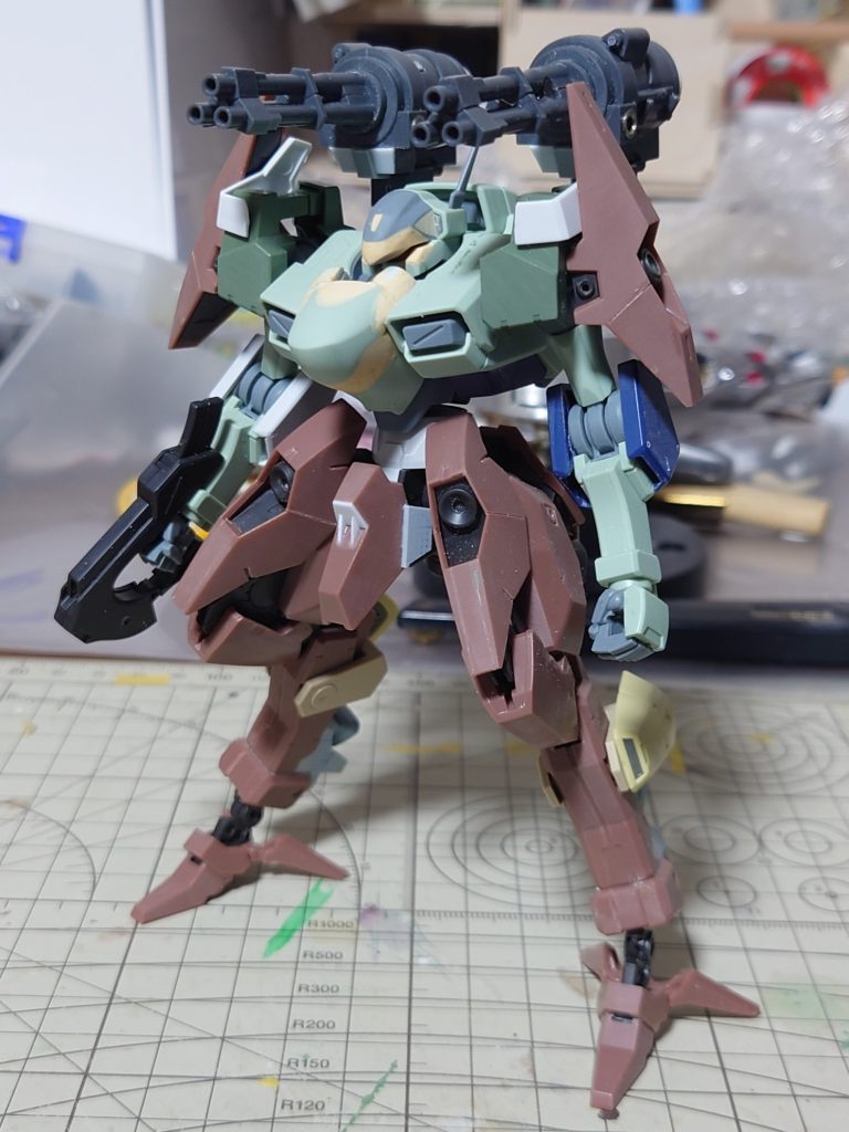 より「っぽく」するために、パテで胸部中央のボリュームアップと頭部の形状変更を行っています。