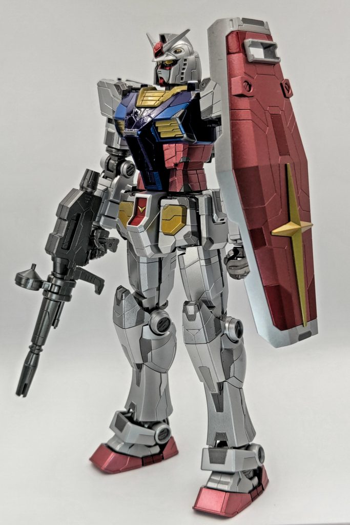 実物の横浜ガンダムは同じ色でもディティールごとに色味を変えているので、それをメタリックの塗料を変える事で再現しました。