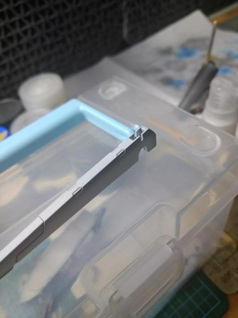 この穴、何…?ほなプラバンでも被せとくか…。