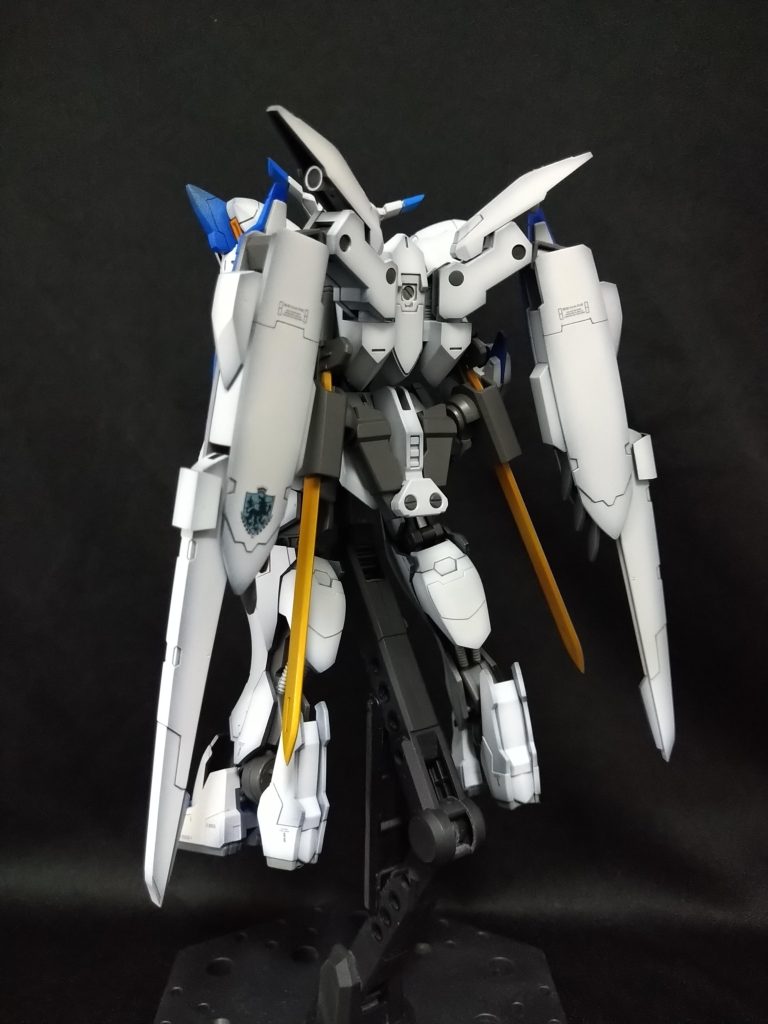 後ろ姿もなかなかのイケメン!ですが、正直ソードラックなどが邪魔!あとプラ材でジョイントしてるので、動かすとキシキシなります…