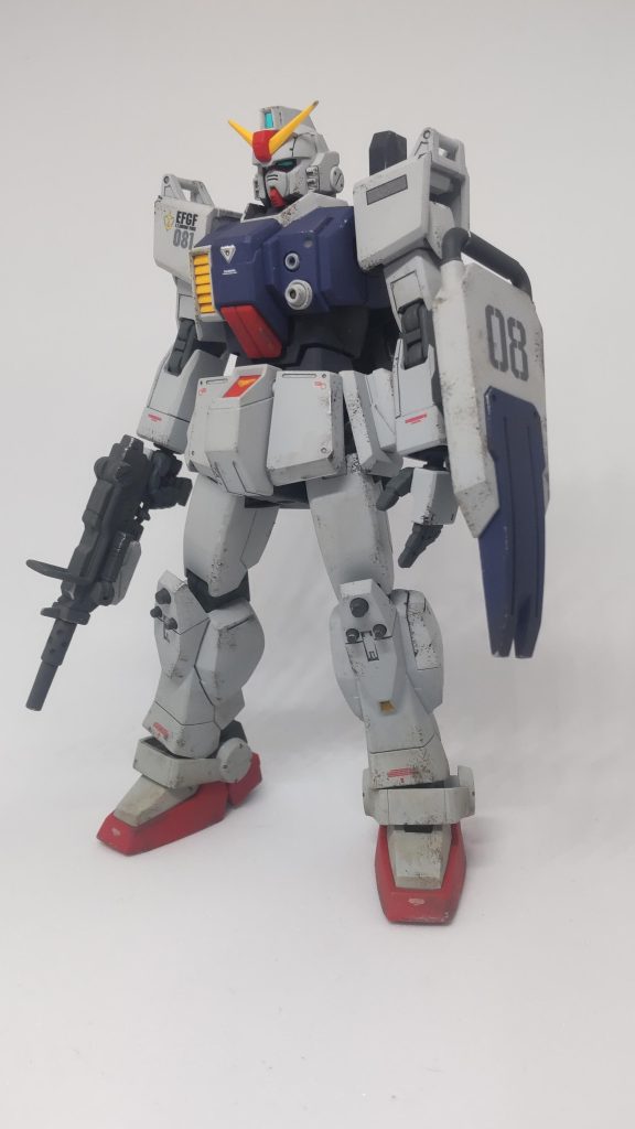 正面。シロー機といえば左肩のマークと081ですね。劇中のカラーリングの再現を頑張ったのですが、場面によって結構色が変わるので難しいところでした……。