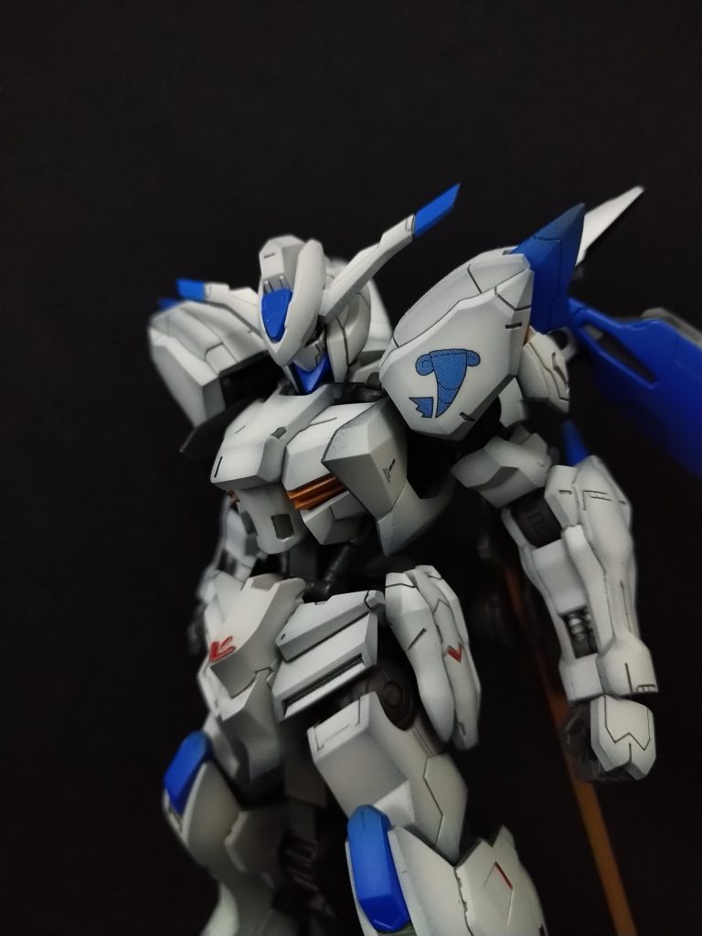 分かりやすいのは脇の装甲です、角度を付けて幅増ししており、マッシブな印象を付けてます