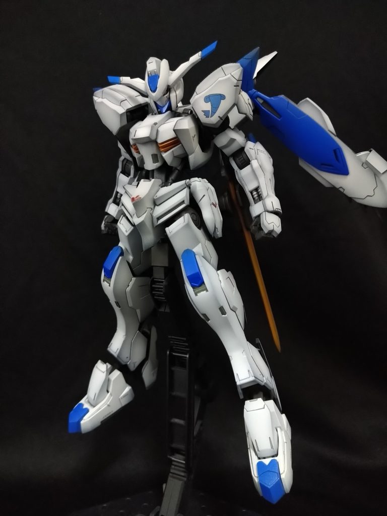 ご覧いただきありがとうございます、今回はHGバエルです。バエルだ!アグニカ・カイエルの魂!ということで(?)、黒立ち上げで重厚感を意識したモデリングになっております。