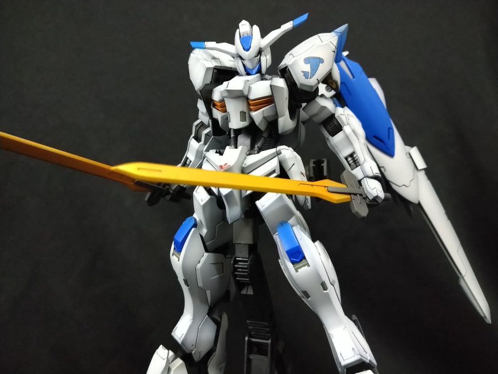 バエルソードは黒立ち上げではなく、剣先にはメタリックカラーを残してます。正直このパーツはカラーリングを見切り発車してしまい、黄色を残したり、つや消しを吹いたり吹かなかったり…。イメージはもっと神秘的ソードにしたかったのですが、ここはちょっと失敗した部分です…😢塗装をするときは明確なビジョンを持とう(自戒)