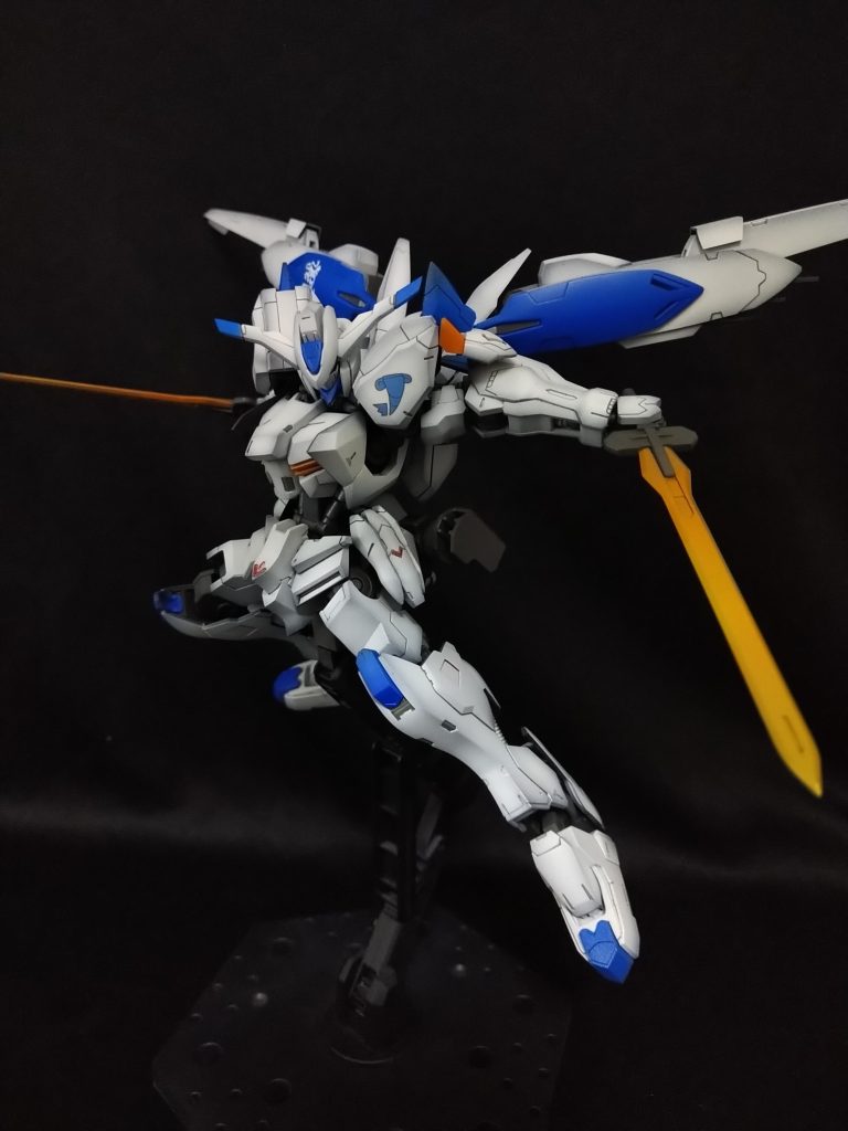 ですが、ポージングなどの可動域は素晴らしい!飛行形態がカッコイイので、台座との相性がとても良いです!…しかし、なぁんでこのキットには平手パーツが付いてないんですかね!?!?これじゃバエルポーズ(すしざんまい的なやつ)ができないではないか!