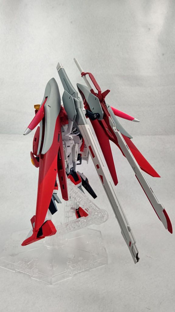 背面のアロンダイト・高出力ビーム砲は折り畳み機能をオミットして、後ろ姿に迫力が出るようにしています