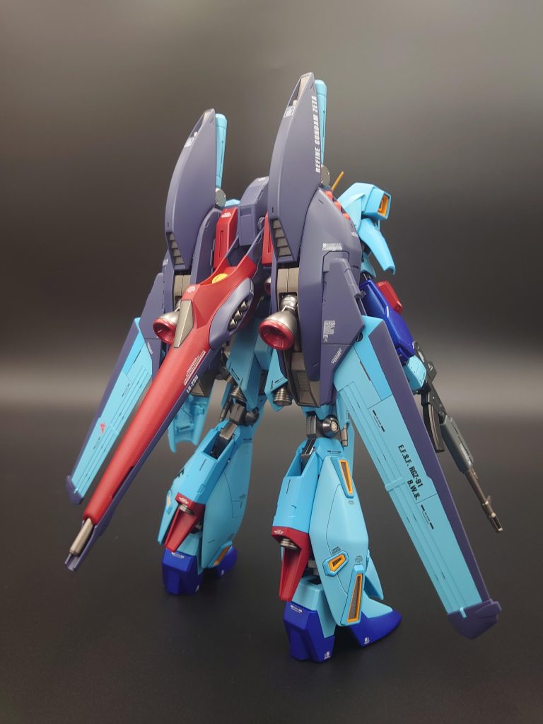 元は赤紫系で若干重たく膨張ぎみに見えていたBWSをグレー混じりの青紫に変更し間にライトガンメタルのつや消しを挟んで引き締まった印象にしました単色で若干大きく見えていた翼も色を増やしてスマートな感じにしています