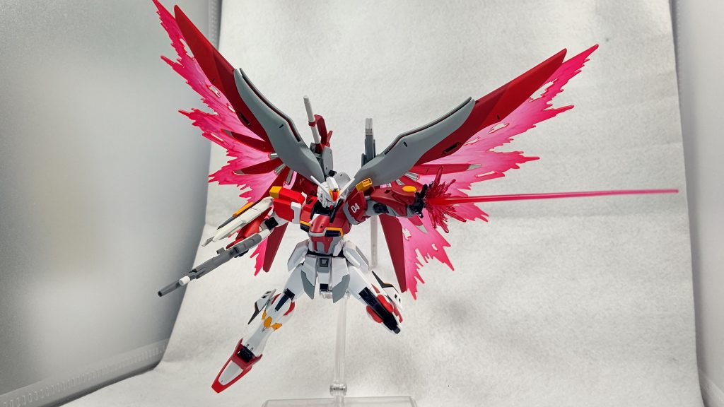 機体各所を自分の好みの構成にしています塗装は上半身がアシンメトリーっぽくなるようにしてウイング部分はメタルビルドを参考に2色で塗り分け、ミラージュコロイドの翼はグラデーションにしています