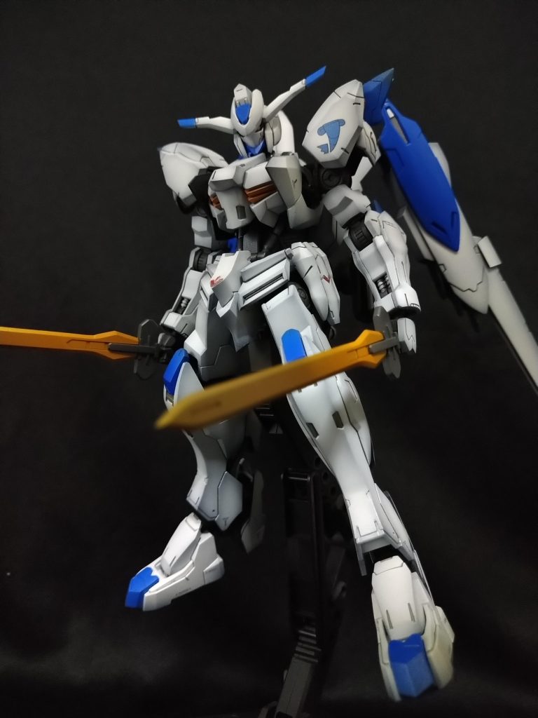 あと、ギャラルホルンのマークがシールだったので、仕方なくガンダムデカールを買いました。でもコレがあるのと無いのでは全く印象がちがう!象徴ってのは大事なんだなぁ…。とりあえず入手できて良かったです()