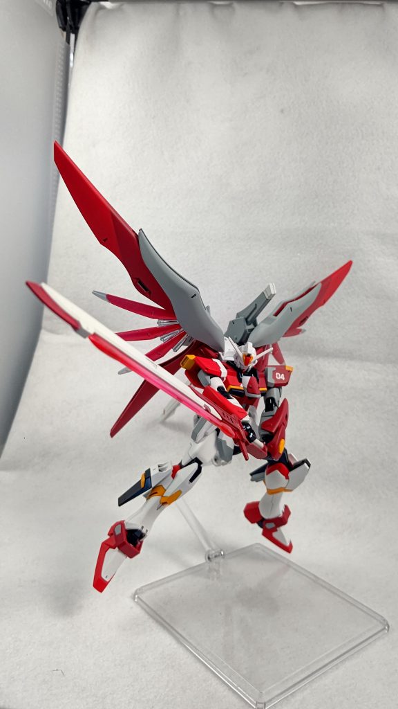 デスティニーっぽくポージングアロンダイトはグリップ部を一部改造して両手持ちさせやすくしていますこのポーズだと胸部の塗り分けや左右の腕の色の違いが分かりやすいかと思います