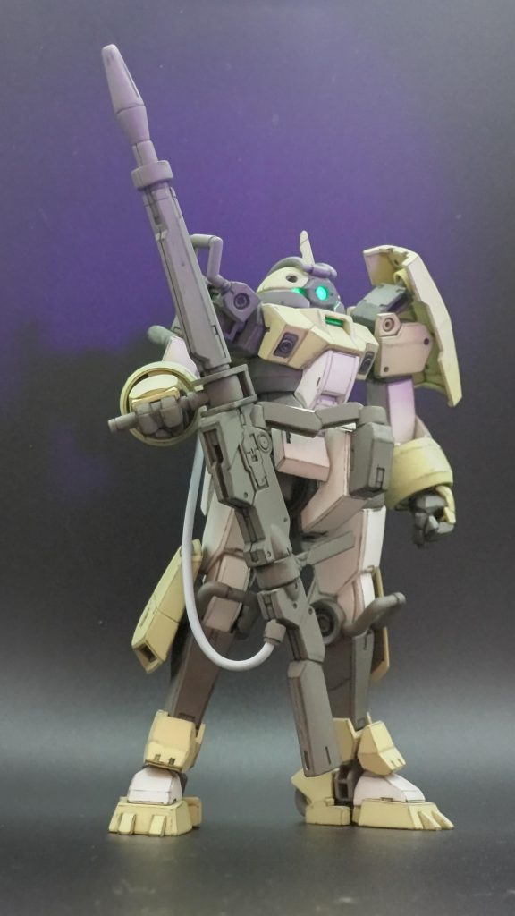 センサーは蛍光樹脂なので UVライトを当てれば無改造で光りました。説明書に写っていたポーズを参考に·····。(見本なんで)