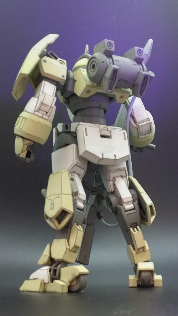 バックショット。バックパックから伸びるコードですが、そのままだと つやつや して違和感を感じたので、ペーパーで軽く研磨して 艶を消しました。鉛筆を使ったエッジ部分を強調するウェザリングも効果が出ていると良いのですが。個人的に この後ろ姿が 大好きです。