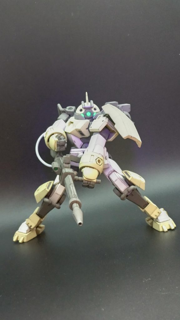 やや内股気味に足を開く この構えが 好きだったりします。ただ 重心が高いせいか、割りと自立が難しい印象がありました。