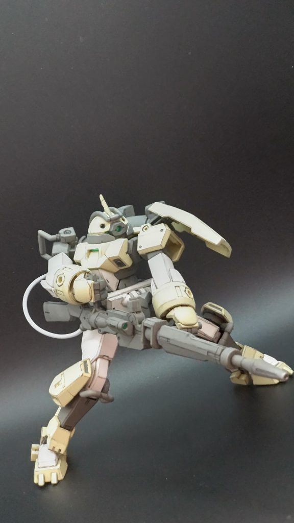 ライフルを構えて。両手持ちも可能ですし、カッコいいのですが、ライフルのアームが もう少し柔軟に動いてくれると 取り回しが良くなって ポーズも色々決まるのですが·····。アームや、ライフル側のコードの基部、ストック近くの接続部が折れそうで怖かったです。(^_^;)