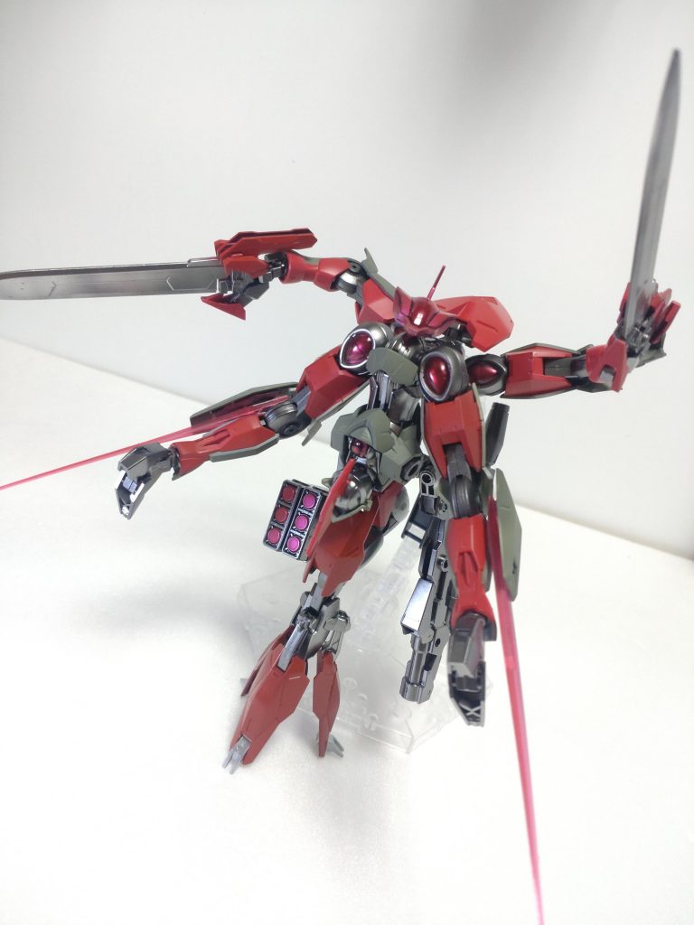 迎撃形態実体剣2本ビームソード2本の4刀持ち折りたたみ武器…いいよね! 緑は防衛色赤は攻撃色宇宙運用が想定されるので一本足のバーニアでいけるはずイメージはGラッハ