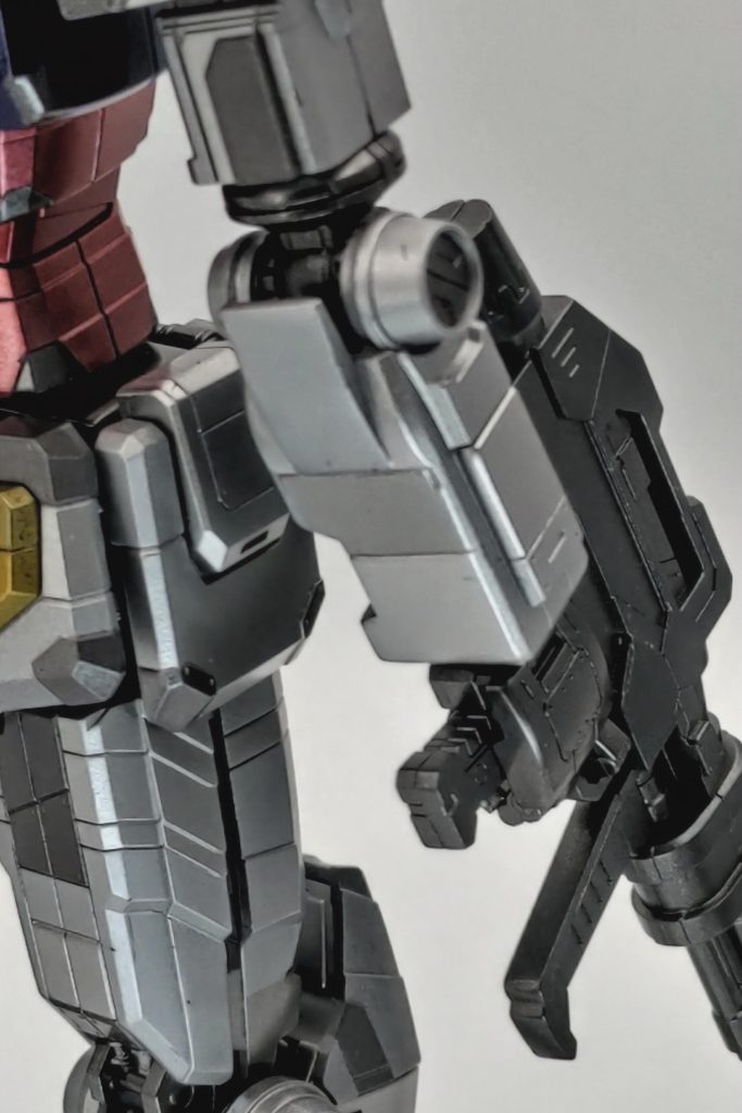 このモデル最大の欠点である腕の合わせ目も消してます。