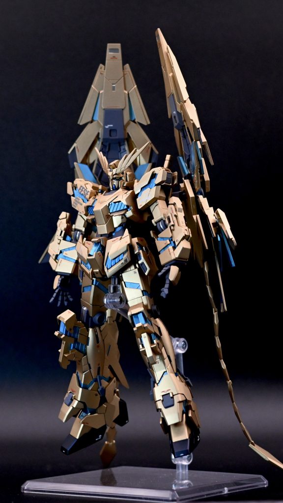 こちらは未発光状態。光の加減でゴールドが2色に見えますが、1色のみです。