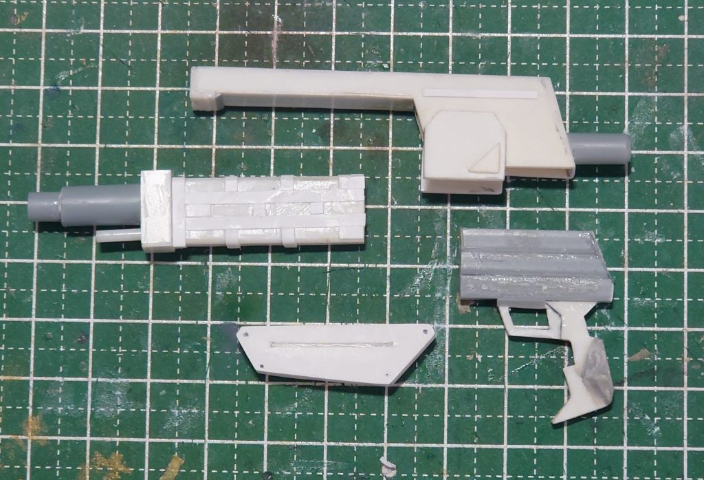 武器がライフルとサーベルしかないので、F91のJ型が装備していたものを各種プラ材でフルスクラッチしました。こんな感じで4分割が可能です。サムネ画像でライフルが未来だ、と思ったあなたはジェガン通。