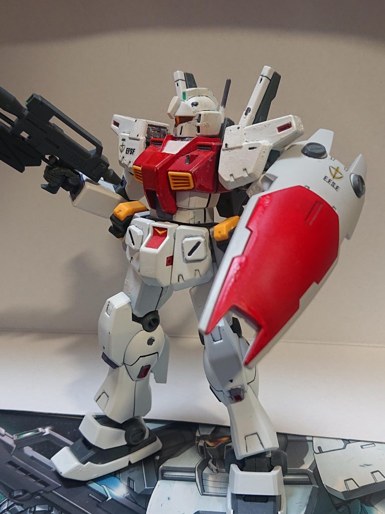 解説文③:本機の運用本機はUC0088年3月20日に第一次改修機14機が本星艦隊に配備される予定となっていたが、より新型のネロが配備された事と、匹敵する性能を持つとされるヌーベル・ジムⅢの配備された事により、改修を担当したルナツーの守備隊に配備された。(もっとも予定通りに本星艦隊配備となるにしても、ペズンの反乱でのイーグルフォール作戦のために若干先送りにされる可能性が高いだろう)その後、UC0089年までにジム・カスタムから本機へは計80機が改修された。第1次ネオ・ジオン抗争終結により軍縮機運が高まった事や、連携対象のジムⅢ系との規格化が中途半端と言えるものだった事から、改修されたのはジム・カスタムの生産数の半分にも満たなかったが、ジム・カスタムMk-Ⅱと共に本星艦隊の戦力となったり、ジムⅢとの連携を取り高い戦果を挙げるなどの活躍をした。中でもコンペイトウ駐留軍のアリーチェ・トレント中尉は本機を駆り単機でネオ・ジオン残党のMS小隊を撃破したという。