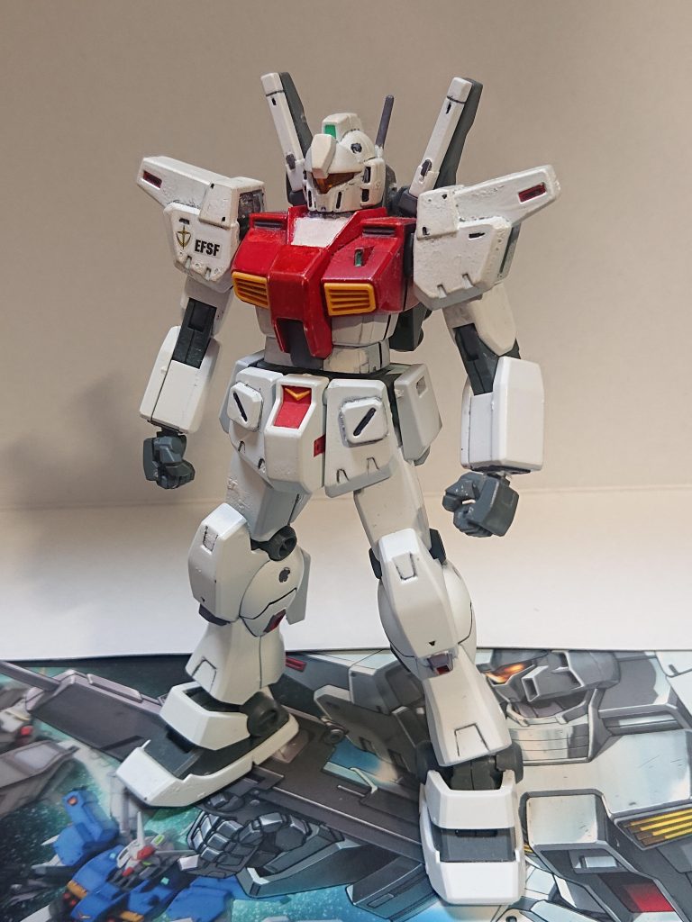 解説文①:本機の概要型式番号:RGM-79N-B1本体重量:41.0t  全備重量:59.6tジェネレーター出力:1720kWスラスター総推力:168680kg装甲材質:チタン合金セラミック複合材、一部ガンダリウム合金センサー有効半径:11300m姿勢制御スラスター:12基本機は地球連邦軍がUC0088年に、旧式化が進み新型機への対応能力に不安のあるジム・カスタムに対し、同時開発されていたジムⅢの設計を取り入れた近代化改修機である。ティターンズのヘイズル改の設計を元にした改修型も存在していたが、そちらは古い設計かつ高コストのため、新技術の採用で新しくより低コストで同等の性能を持つ本機の登場のため、ティターンズ系の機体がルーツなのもあり極少数の改修にて終わった。ジムⅢの主な改良箇所のうち、ガンダムMk-Ⅱ系のバックパックを装着、腕部のムーバブル・フレーム化を取り入れている。下半身についてはジムⅡなどよりも元から構造が優れていたとされ、内装に小改良がされたのみで外装の変化はない。これは予算の都合もあったと言われるが定かではない。また、肩へのミサイル兵装は非対応だが、これはジムⅢに対して運動性の高い本機は部隊の前衛を任せるためだったとも言われる。主な独自の改良としては、ジェネレーターの大幅な強化、脚部への高推力スラスター搭載がある。ジェネレーターについては改修前から、大出力前提の二重ダクト構造があったためできたものと言える。脚部のスラスターはジム・スナイパーⅡのものを小改良したうえで搭載している。これは推進材の消費が激しくなるため、最大推力で用いられる事は少なかったが、それを発揮した際は目を見張る能力を示したと言う。 また、頭部は当時量産のされていたジム・カスタムMk-Ⅱと同等のものに換装されたため、センサー有効半径は大幅に向上した。解説文②へ続く