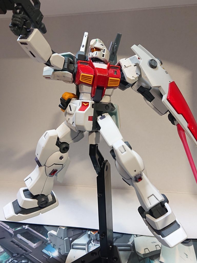 アリーチェ「なんだ!?」強力なビームが飛来、アリーチェの援護に来た僚機2機へそれが向かう。まず1機に直撃、それを撃墜したあとに貫通。もう1機は回避体勢を取っていたが掠めただけで機体が爆散した。アリーチェも少し掠めたのか機体の体勢を崩すパイロットA「クソ!やられた!」パイロットB「掠めただけでこの威力か!?」「ナイスだ!よくも仲間をやってくれた…礼はさせてもらうぜ…!合体だ!!」そのビームを撃った攻撃機らしき機体に軽戦闘機ともう1機の攻撃機らしき機体が同じ軸線に乗ると、変形を始めて合体する。そしてその姿はかの伝説の…ガンダムタイプであった。アリーチェ「スペリオルガンダム!…じゃあさっきの…ションベン大将!!」ビーム・ライフルを撃つも、易々と避けられる。そして逆にビーム・スマートガンを撃たれ、シールドごと左腕、左バーニアアームを破壊される。「増援だ!」「分かった…あっちへ向けてくれ!」「ヘイヘイ…」増援のヌーベル・ジムⅢがミサイルを撃つが、それをビーム・カノンと頭部バルカンで迎撃。ミサイルを撃ち切ったヌーベル・ジムⅢへビーム・スマートガンを発射、2機を撃墜、1機も後退させるアリーチェ「リョウ・ルーツゥゥーーー!!!」そこへアリーチェが接近するが…リョウ「舐めんじゃねぇ!俺の方が上なんだよ!!…シン!」スペリオルガンダムが腹部へ蹴りを加えたあと、ビーム・スマートガンを発射、アリーチェ機が撃破されるリョウ「怪我してやがる…テックス!艦隊本隊にこいつの収容にMSを回させろ」テックス「…人使いが荒いってさ」オペレーターからの返信を受けとる周辺のジムⅢ2機程がエミ機の回収に向かうその後、アリーチェの独断専行もあり隊列の崩れていたコンペイトウ駐留軍MS部隊は半壊、そして艦隊旗艦も別動隊のペガサスⅢにより撃沈されたため、演習は本星艦隊の勝利で終わったエミ「ありがとうございます、ルーツ中尉」エミは頭を下げる。また彼女は頭に包帯を巻いていた。リョウ「お前食堂の…どういたしまして、だな…ま、早く怪我は治しとけ」エミ「了解しました…これからも頑張ります!」 ストーリー終了…いやアリーチェが極悪非道過ぎる。誰だよこんなキャラ考えたのは…そして初の試みとして、実際の宇宙世紀からキャラクターを出してみました。今回はリョウ・ルーツ、シン・クリプト、テックス・ウェストです。また、彼らのスペリオルガンダムはALICE非搭載の機体です。成長して階級も正規で中尉になってる設定としてます。今回の機体は旧アカウントで投稿したジム・カスタム改やジム・クゥエル(ジムカラー)を元に一昨年に改造した機体です。改造点は以下の通りです①ジム・カスタムの青緑を白に塗装②胴体は塗装したジム・クゥエルのものに変更③バックパックはジムⅢのものに変更④腕部は肩フレームを加工し、塗装したジムⅢの肩より下の腕部を接続⑤腰部はパワードジムカーディガンもしくは塗装したジム・クゥエルのものを使用⑥脚部にジム・スナイパーⅡのスラスターを加工し接着追記:誤字修正と加筆を行ったのと、追加情報です①スレバルニの元ネタは『宇宙戦艦ヤマト2199 星巡る方舟』に登場したゲルバデス級航宙戦闘母艦