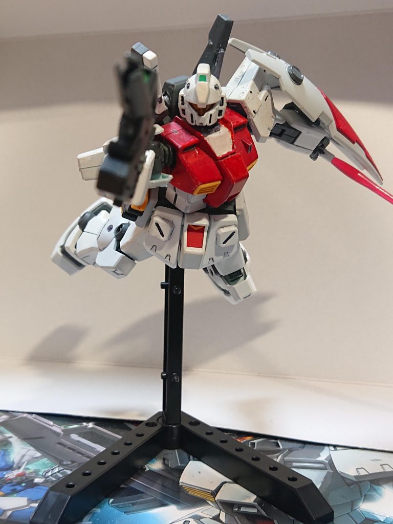 エミ「この機体…まさか…!」互いにビーム・サーベルを抜き鍔迫り合いになる、エミはシールドで殴られるがそれを肘で受け止めるアリーチェ『流石新型機!あのガキでもここまでできるか!』エミ「やっぱり…」接触回線か声が聞こえる、エミは眉をしかめる。アリーチェ「喰らえっ!!」そう言ったあと頭部バルカンを撃つ。エミはその発言から撃たれると分かったのか機体を上昇させるが…アリーチェ「引っ掛かった!オラオラ!!」アリーチェが岩塊を蹴り飛ばす。エミはそれを迎撃しようとライフルを向けるが…エミ「しまった…モードが!…きゃっ!!」演習のため射撃はコンピューターで計算しているため、ビームが撃たれることはなくエミ機の右腕から胸部へかけて岩塊が直撃、ライフルとマニピュレーターが破損してしまう。エミ「…こんややり方…!」エミは衝撃でコンソールにヘルメットをぶつけてバイザーが割れ、額や頬、唇から血が流れており、中でも額には大きな破片が刺さっていた。そしてアリーチェへ突撃し射撃のことごとくを回避、サーベルの横凪ぎで突撃を防がれそうになるも、それとの衝突直前で機体を屈めて懐に入ったあと、突きを繰り出すアリーチェ「…雑魚がよ!!」そうは言いながらもフロントアーマーの左側とサイドアーマーを破損している。エミ「外し…た……ごめんね、イチゴちゃん…」エミは出血により意識が朦朧としているのか、搭乗している機体の語呂で着けた愛称を言いながら気絶したアリーチェ「これでトドメだぁ!」そんなエミ機に蹴りを入れデブリへ叩きつけつつ、ビーム・ライフルを向けるが…