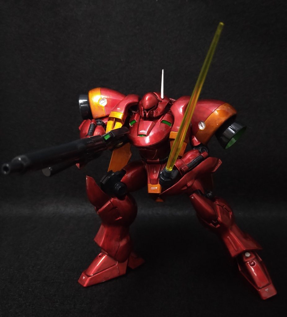 ビームマシンガンとビームサーベルを構えて