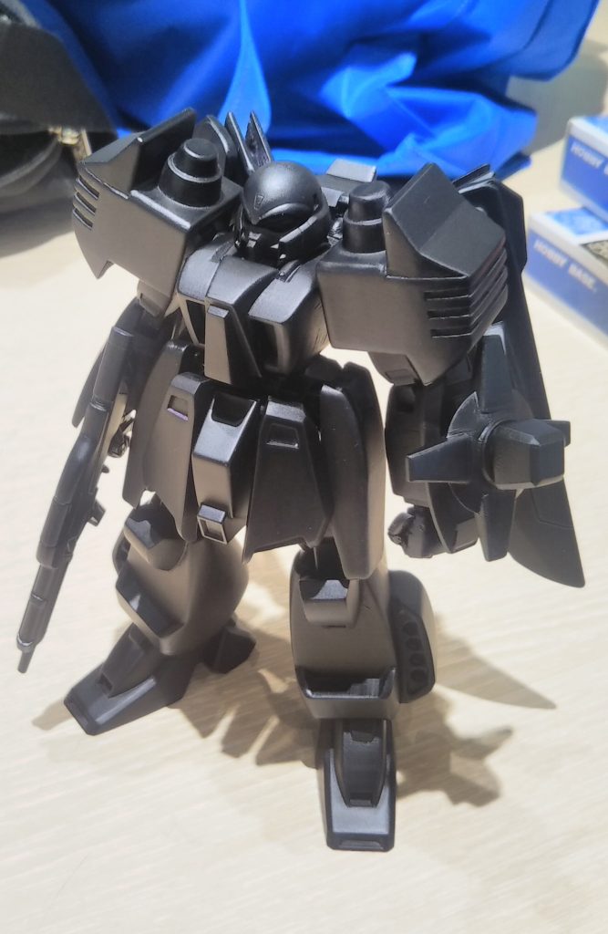 ABS素材のパーツなので、エナメル系の塗料だとパーツがバキバキに割れるリスクがあります。特に3Dプリントしたパーツは積層痕にしみこんでバラバラになる衝撃映像を目の当たりにする事になるのでサフ拭きは必須です。今回はシタデルカラーの黒下地を吹きました。最新であれば水性サーフェイサーとかでも良さそうです。