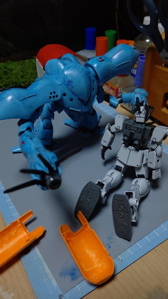 左手の爪の中を削り針金入れて関節作り掴むハンドユニットの覆ってるやつくり抜いて構図練り