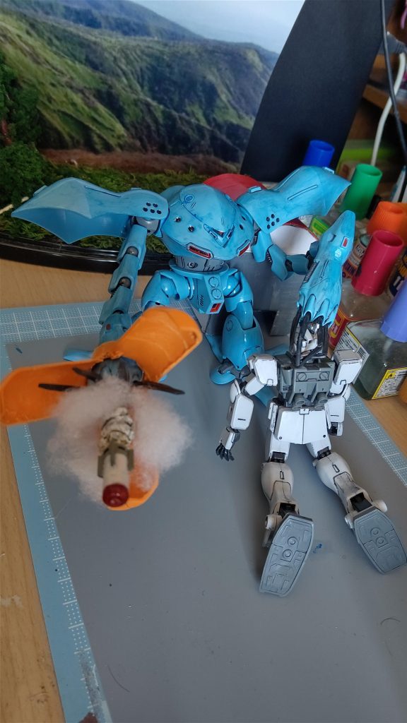 部分塗装しかしてないハイゴックのボディには成型色の上から黒鉄色を薄めたの筆で重ね塗り