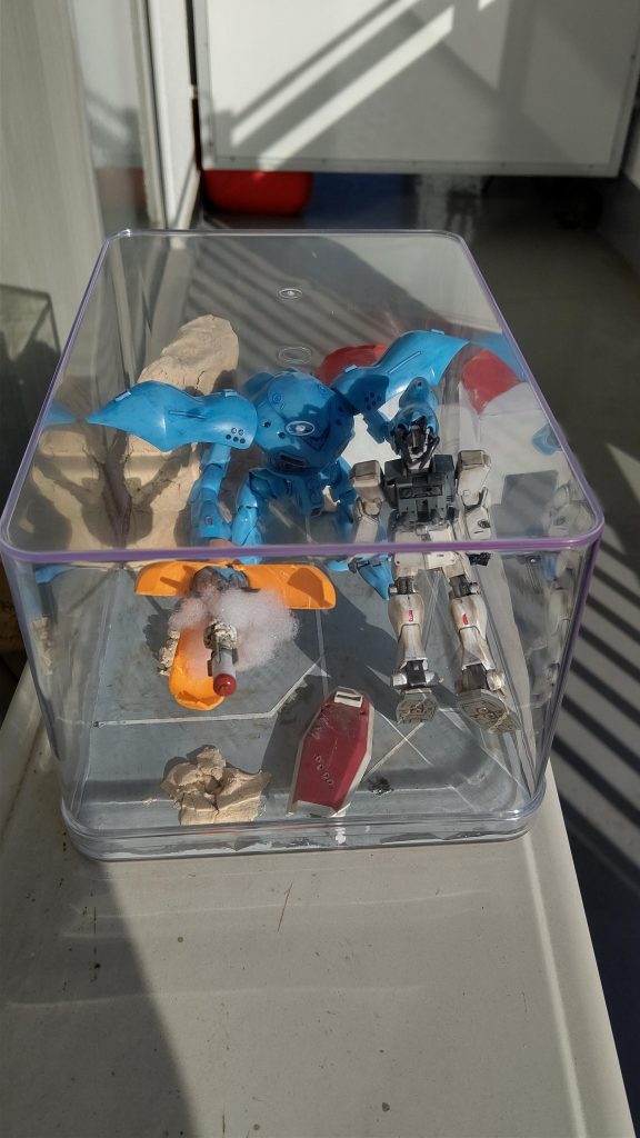 BOXジオラマをテーマに作ってましたベランダで木粉粘土乾かしながら箱に入るかチェック