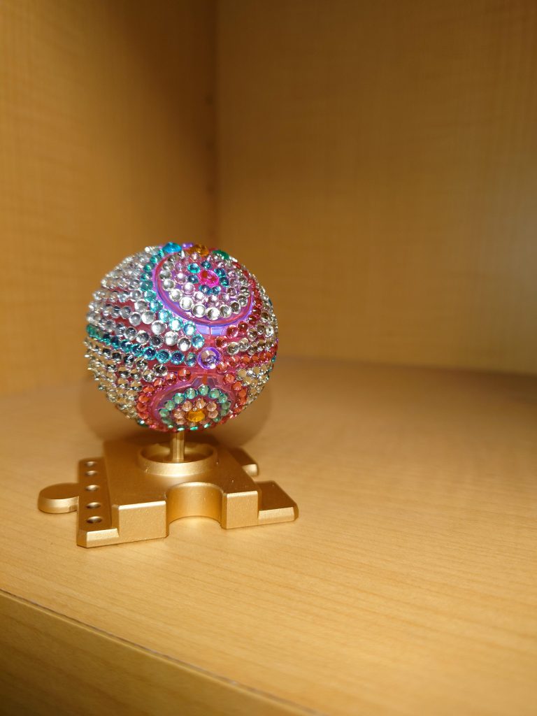 シャア「よく聞いてくれたアムロ。本来ならこれ程の貴重な物だ、連邦の腐敗しきった高官か、マ・クベ位しか買えない所だろうが、そこはアクシズの元持ち主であるこのネオ・ジオン総帥であるシャア・アズナブルがお値段据え置きで何と１万ドルとさせていただく」アムロ「何だって?そんな値段で大丈夫なのか?」